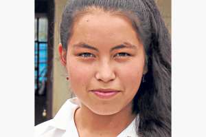 Edith, la mejor alumna de Intag, recibe reconocimiento