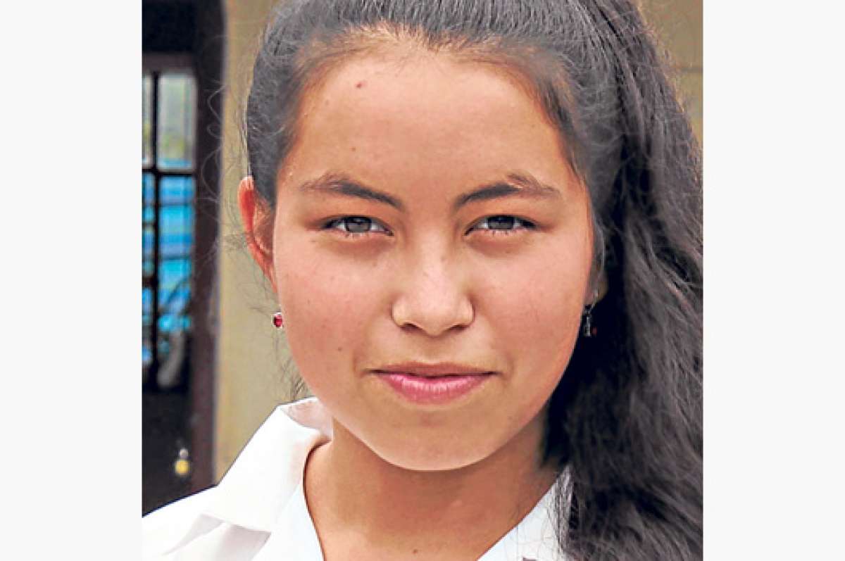 Edith, la mejor alumna de Intag, recibe reconocimiento