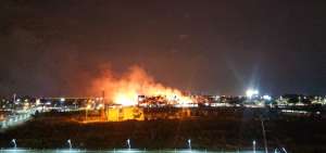 El incendio era visible desde una larga distancia.