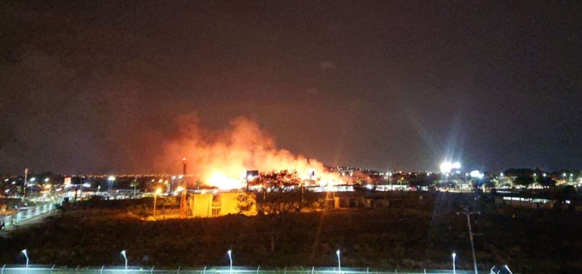 El incendio era visible desde una larga distancia.