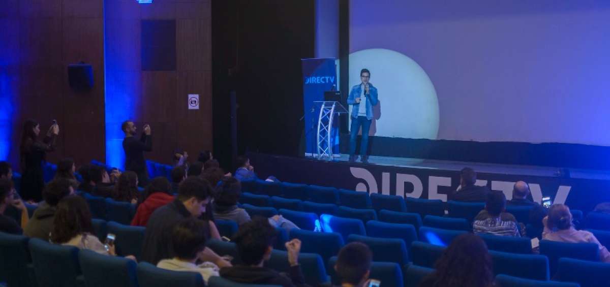El cineasta Kristofh Pozo durante su intervenci&oacute;n en el FACIUNI, jornada que reconoci&oacute; el talento de la creatividad universitaria en cortometrajes.   