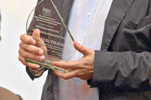 La Universidad Laica reconoce a diario EL TEL&Eacute;GRAFO