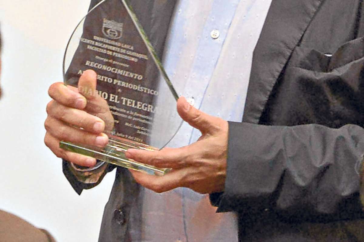 La Universidad Laica reconoce a diario EL TEL&Eacute;GRAFO