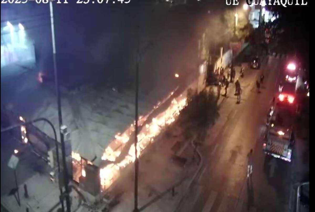 Más de 100 efectivos del Cuerpo de Bomberos de Guayaquil trabajaron para contener el incendio estructural.