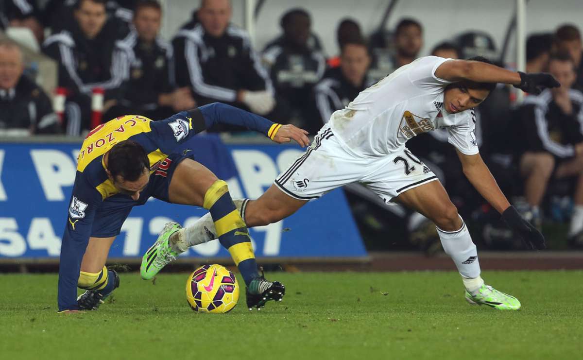 Montero disputa el bal&oacute;n con el espa&ntilde;ol Santi Cazorla del Arsenal. Foto: AFP