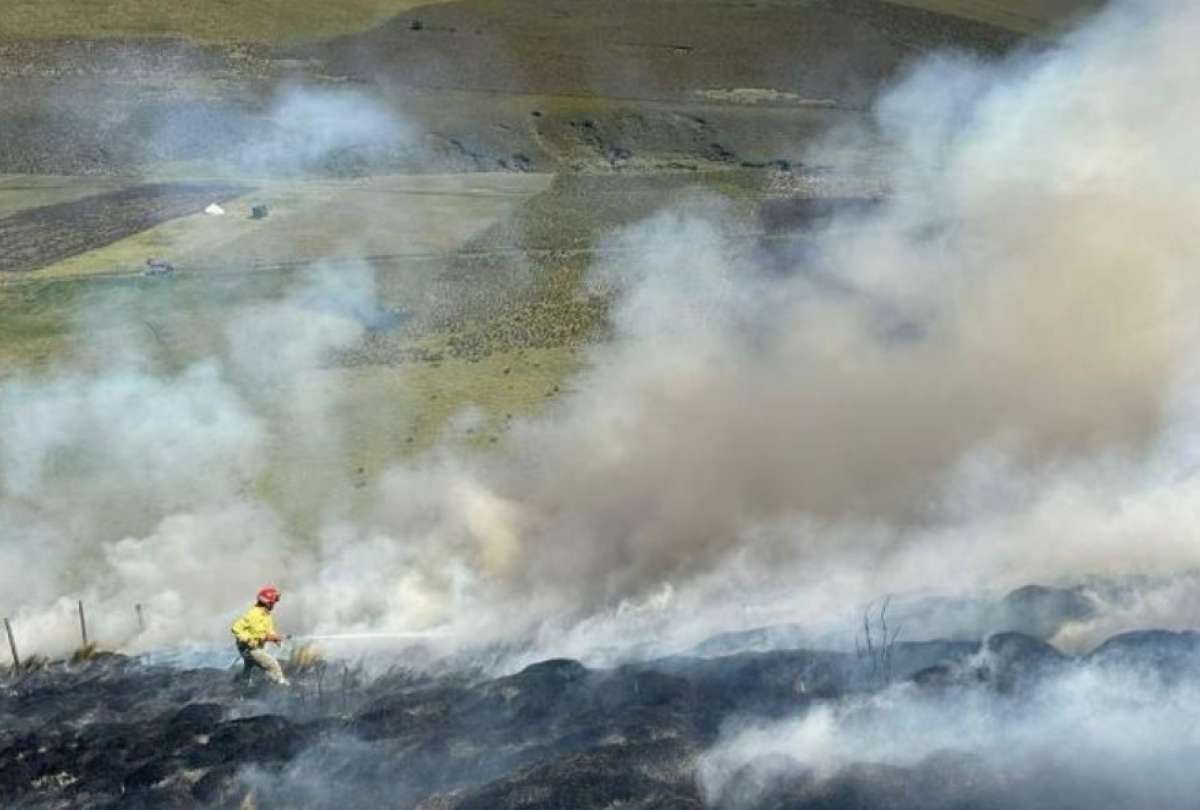 Ministerio de Ambiente refuerza operaciones para controlar incendios en Cotopaxi y Chimborazo