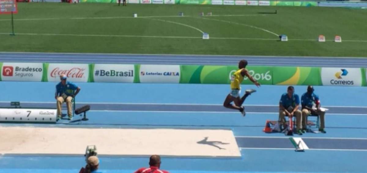 Ronny Santos durante su salto de longitud para darle el quinto diploma paral&iacute;mpico a Ecuador.
