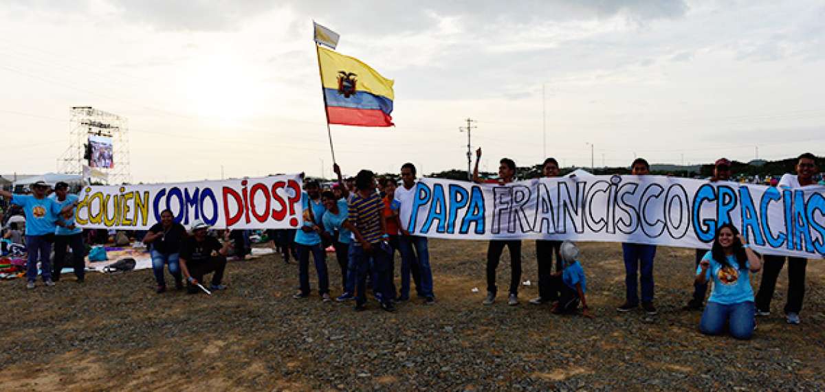 Miles de fieles realizan desde el domingo vigilias en el parque. Foto: William Orellana / El Tel&eacute;grafo 