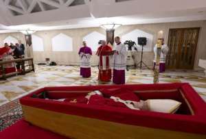 El Vaticano revela las primeras imágenes del féretro del Papa Francisco