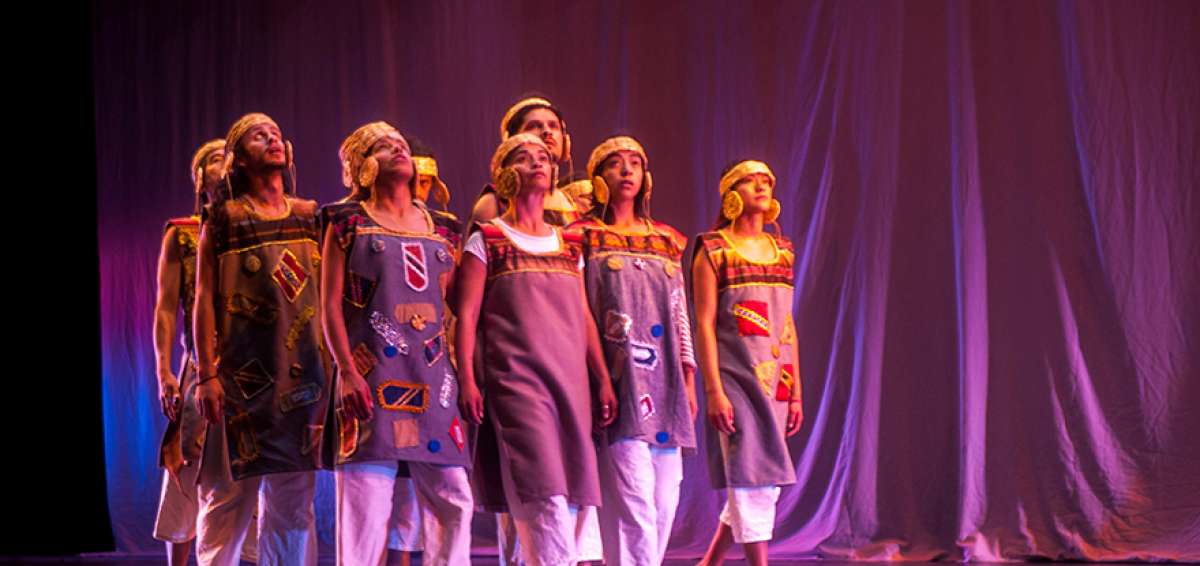 Uno de los ensayos de Cuadernos de la Tierra, en el Teatro Nacional de la Casa de la Cultura. La obra fue adaptada por el director Antonio Ord&oacute;&ntilde;ez.