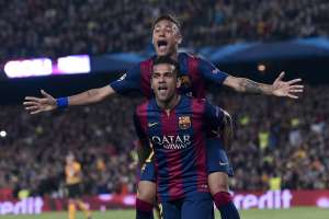Dani Alves se siente "menospreciado" por la directiva del Barcelona