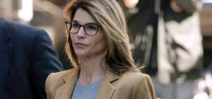 Loughlin y su marido presuntamente aceptaron pagar sobornos de 500.000 d&oacute;lares a cambio de que sus dos hijas fueran aceptadas en el equipo de remo de la Universidad del Sur de California.