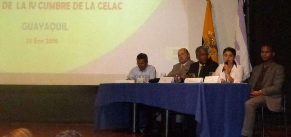 Mar&iacute;a Fernanda Valle (con micr&oacute;fono) fue la primera en exponer durante el Encuentro.