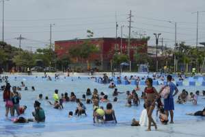 La playa artificial ubicada en la Cdla Coviem, al sur de Guayaquil, fue uno de los puntos m&aacute;s visitados durante el d&iacute;a de ayer. Foto: Lylibeth Coloma / El Tel&eacute;grafo.