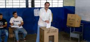 Jaime Nebot ejerci&oacute; su derecho al voto en la Unidad Educativa Jos&eacute; Mar&iacute;a Egas.