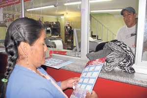 En ambas provincias, los ciudadanos emplean los recursos enviados del exterior por sus familiares para emprender diferentes negocios. Foto: Jos&eacute; Luis Llivisaca.
