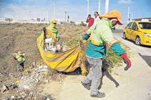 Una cuadrilla de trabajadores de Costa Limpia retira los desperdicios de la quebrada en la ciudadela. Foto: Rodolfo P&aacute;rraga / El Tel&eacute;grafo