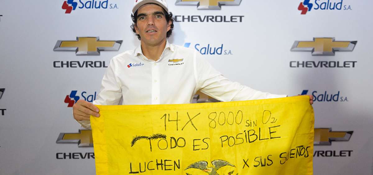 El deportista ecuatoriano Santiago Quintero posa con la bandera nacional que pretende poner en la cima de sus nuevos retos en este a&ntilde;o.