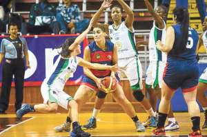 La argentina Gisella Vega (centro), de Santa Mar&iacute;a, protege la pelota ante la marca rival. Foto: Cortes&iacute;a Ministerio del Deporte.