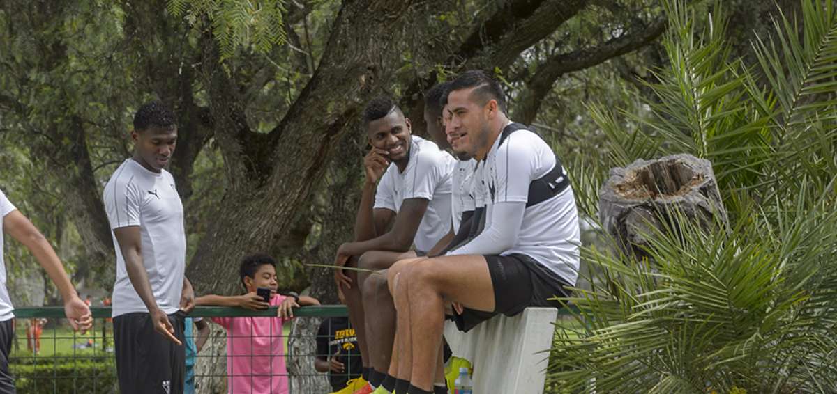 Andr&eacute;s Chicaiza (primero de la derecha) conversa con sus compa&ntilde;eros durante una pr&aacute;ctica de Liga de Quito.