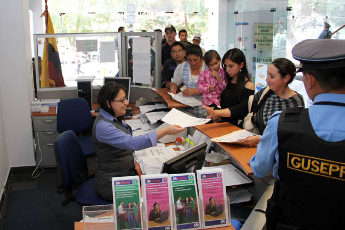 Se atiende de forma personal a 11.054 contribuyentes que se acercan a las ventanillas del SRI del pa&iacute;s. Foto: Archivo / El Tel&eacute;grafo