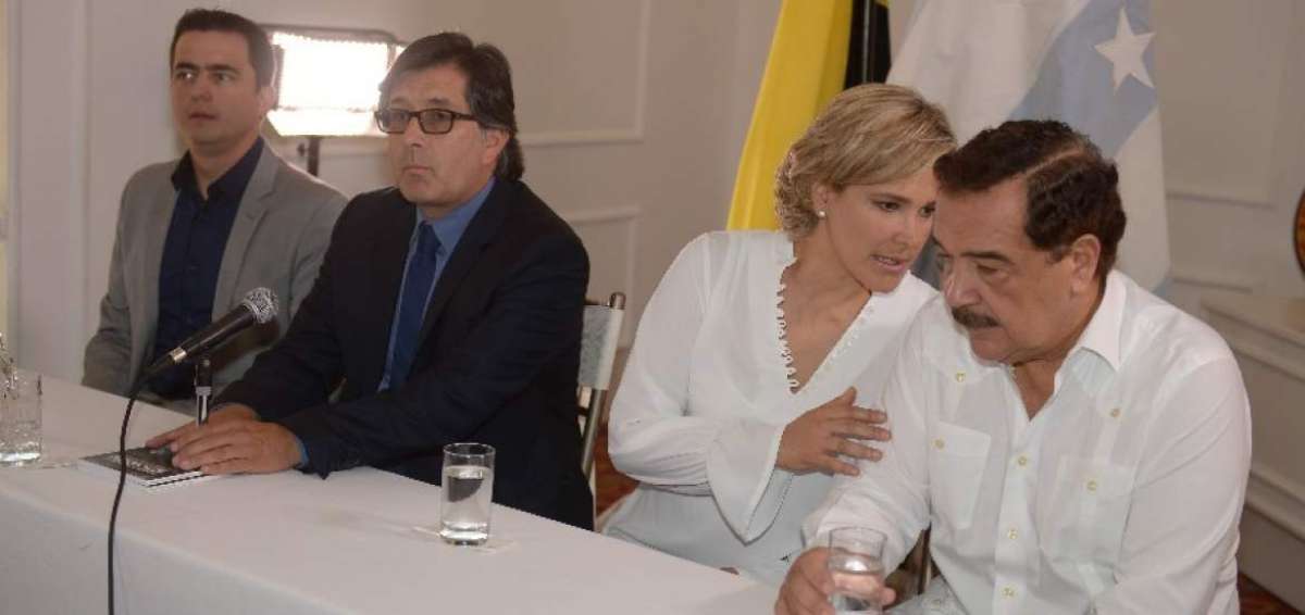  En la gr&aacute;fica Jorge Pe&ntilde;afiel y C&eacute;sar Mont&uacute;far (izq), ambos de Concertaci&oacute;n, Cynthia Viteri (centro) y Jaime Nebot (der).