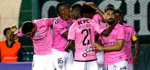 Los jugadores de Independiente del Valle celebran el empate logrado con tiro penal en la agon&iacute;a del partido. Ahora recibir&aacute;n a Banfield en Sangolqu&iacute;.  