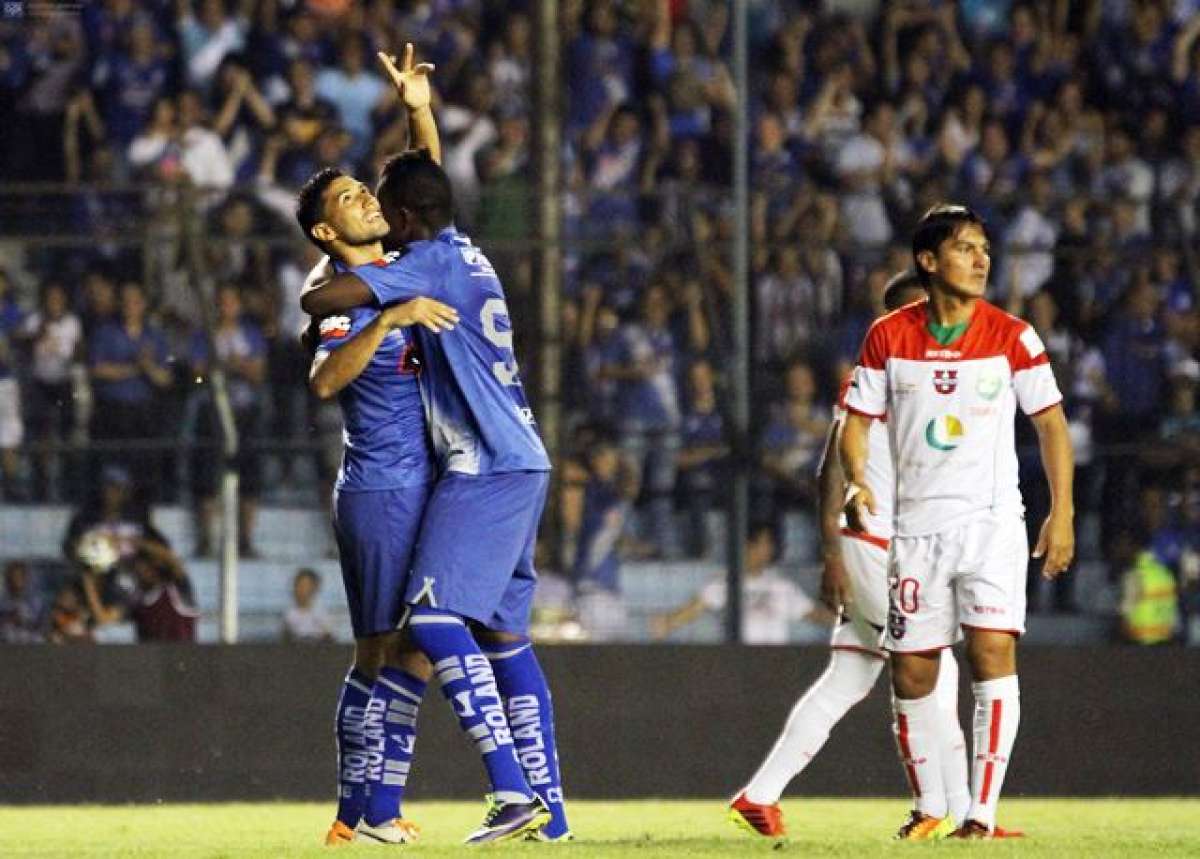 Fernando Gim&eacute;nez (i) y el juvenil Yorman Valencia celebran la primera conquista del conjunto &lsquo;el&eacute;ctrico&rsquo; ante la tristeza de John Garc&iacute;a. Foto: Eduardo Escobar.