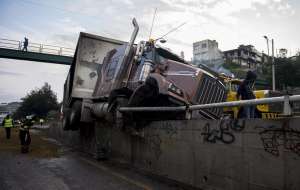 Los agentes de seguridad aislaron el lugar del accidente y derramaron tierra para evitar posibles explosiones. Foto: Marco Salgado / EL TEL&Eacute;GRAFO