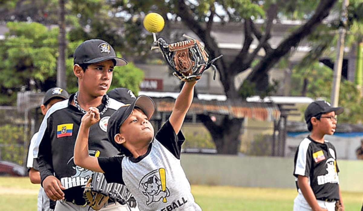 Alrededor de 50 &lsquo;peloteros&rsquo; entre ni&ntilde;os y j&oacute;venes entrenan todos los d&iacute;as en el parque de la Kennedy, en Guayaquil. Dos equipos viajaron a Miami. Foto: Jos&eacute; Mor&aacute;n / El Tel&eacute;grafo