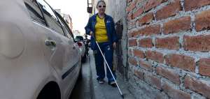 A Sof&iacute;a Zapata se le dificulta mucho caminar por el centro de Ambato. Para ella lo m&aacute;s complicado son las aceras estrechas, los bolardos y los veh&iacute;culos mal estacionados.