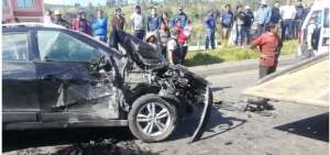 Uno de los accidentes de tr&aacute;nsito se registr&oacute; en Otavalo, donde un auto y un tractor chocaron.
