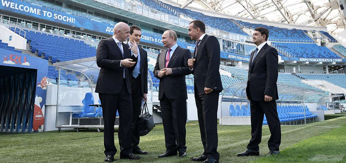 Gianni Infantino (izq.) y Vladimir Putin (centro) constataron el estado del c&eacute;sped del estadio Fisht, de Sochi, ubicado al pie del Mar Negro.  