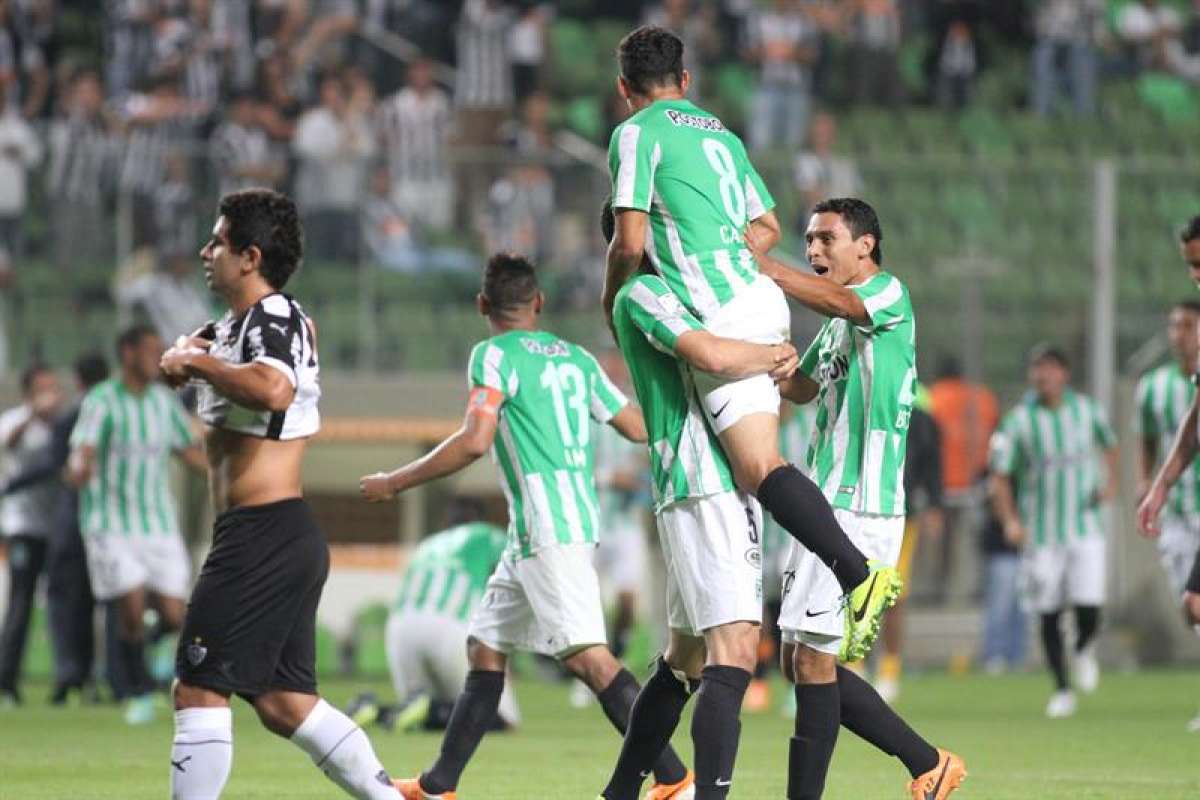 Jugadores de Nacional de Colombia celebran tras vencer a Atl&eacute;tico Mineiro. Foto: EFE