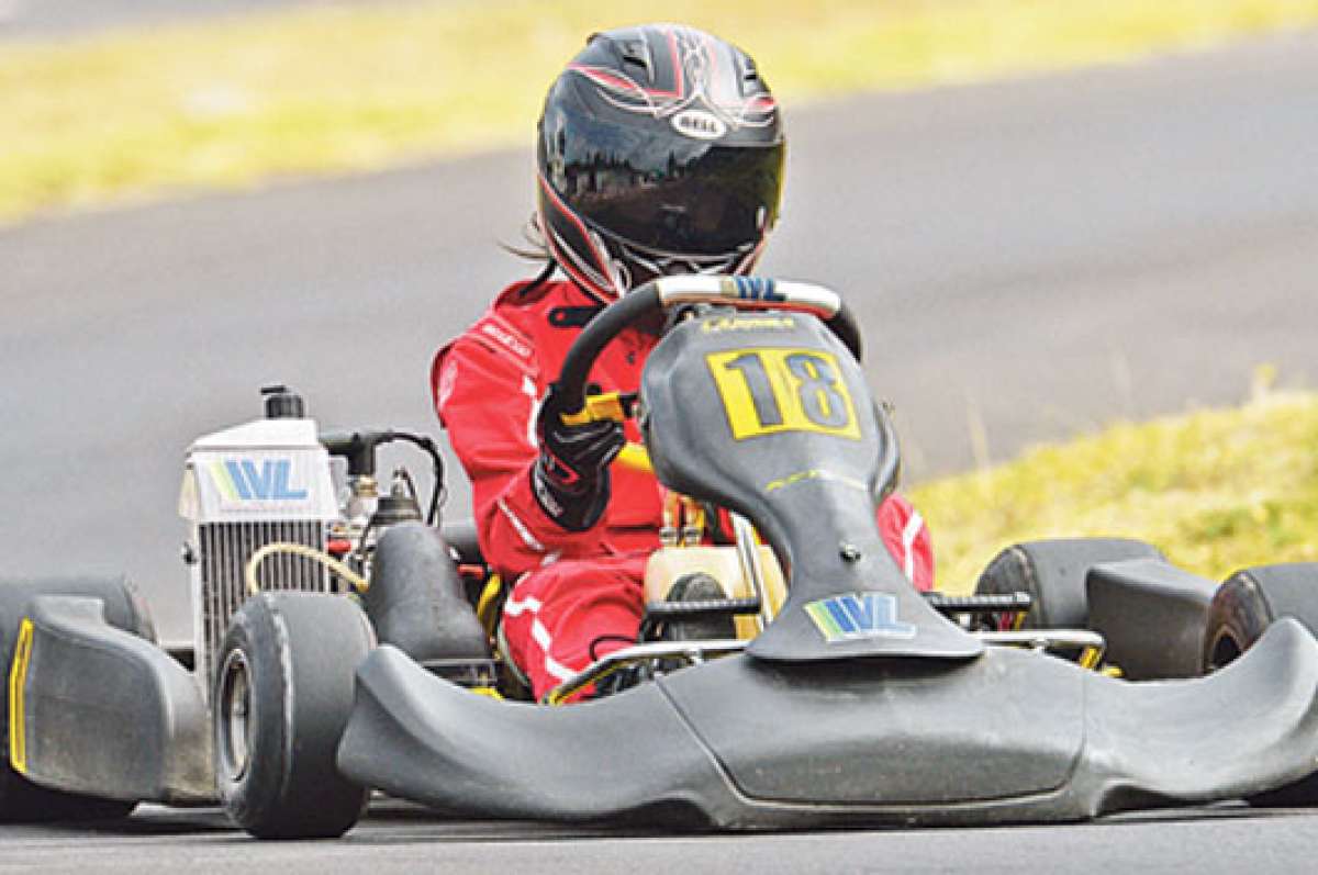 La piloto Paola Cevallos recorre con su veh&iacute;culo la pista del kart&oacute;dromo Dos Hemisferios de Quito. Foto: Santiago Aguirre / El Tel&eacute;grafo