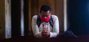 Los cat&oacute;licos cumplen los 10 mandamientos de bioseguridad