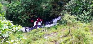 Bomberos durante las labores de rescate.