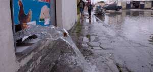 Los due&ntilde;os de negocios en la manzana 237 de Samanes 2 tuvieron que retirar el agua que ingres&oacute; a sus propiedades.