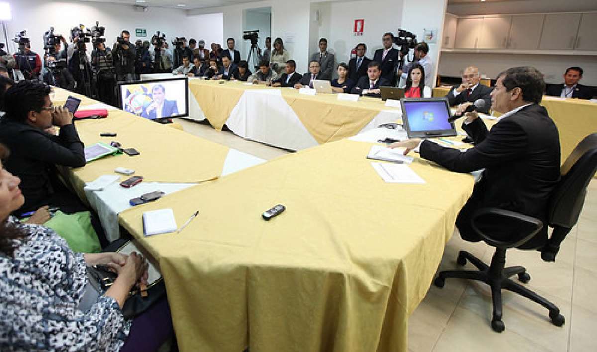 El presidente Rafael Correa, durante un conversatorio con la prensa en Quito, en el que trat&oacute; varios temas e hizo un balance de la gira que realiz&oacute; por Espa&ntilde;a e Italia. Foto: Twitter Presidencia 