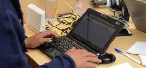 Usuarios llevaron sus equipos a las oficinas de Etapa para la configuraci&oacute;n correspondiente.