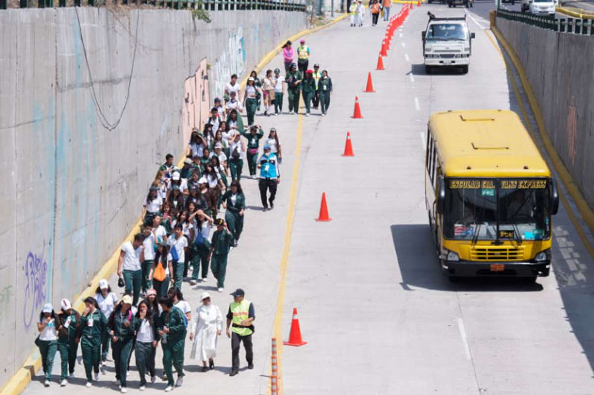 El Ministerio de Educaci&oacute;n dirigi&oacute; el viernes un simulacro en el que participaron cerca de 30.000 estudiantes. Foto: Cortes&iacute;a del Ministerio de Educaci&oacute;n