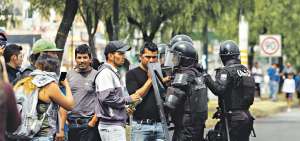 Los polic&iacute;as se desplegaron en distintos puntos del pa&iacute;s, en donde se concentraron las movilizaciones. En Quito se congregaron en los alrededores de la Contralor&iacute;a General del Estado, la Casa de la Cultura y la Fiscal&iacute;a General.