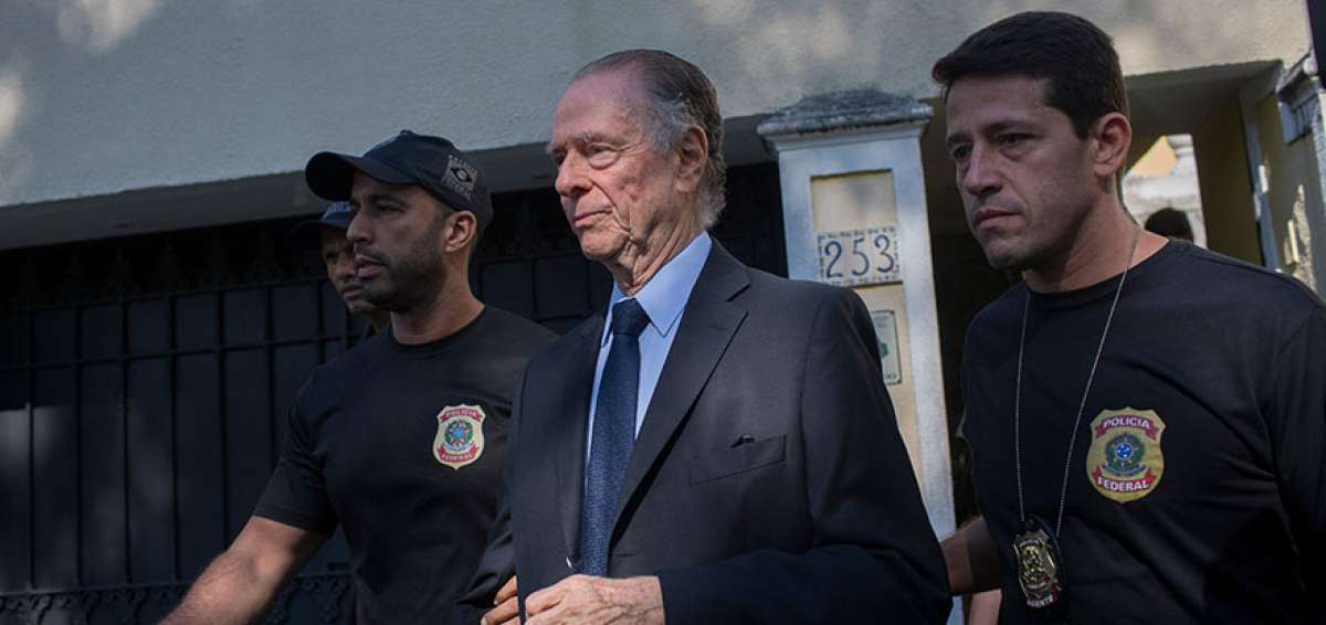 Carlos Nuzman sali&oacute; de su domicilio vestido de traje y corbata. Fue trasladado a la Superintendencia de la Polic&iacute;a.