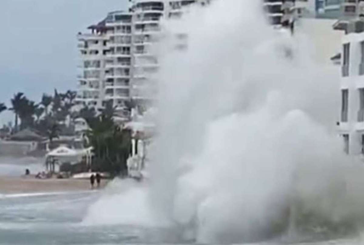 Los oleajes continúan en las playas de Ecuador; 26 están con amenaza media.