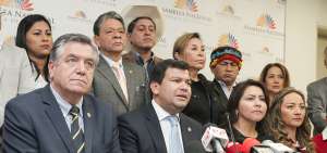 El presidente de la Asamblea, C&eacute;sar Litardo y representantes de los bloques que hacen mayor&iacute;a se pronunciaron.