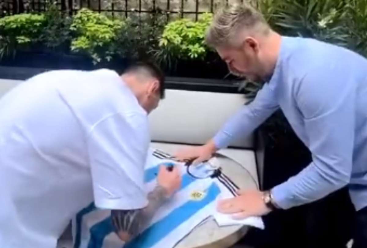 El momento de Messi y un hincha que le pidió que le firme una camiseta