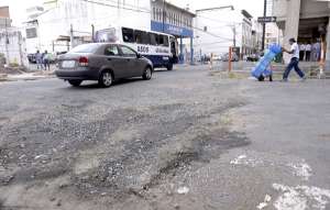 En la intersecci&oacute;n de las calles V&iacute;ctor Manuel Rend&oacute;n y Garc&iacute;a Avil&eacute;s el pavimento presenta desniveles que obligan a los conductores a bajar la velocidad. Foto: Karly Torres / El Tel&eacute;grafo