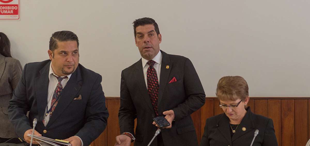 Ra&uacute;l Ledesma (centro), ministro de Trabajo, acudi&oacute; ayer a la Comisi&oacute;n Especial que supervisa el pago de obligaciones del Estado con los jubilados.