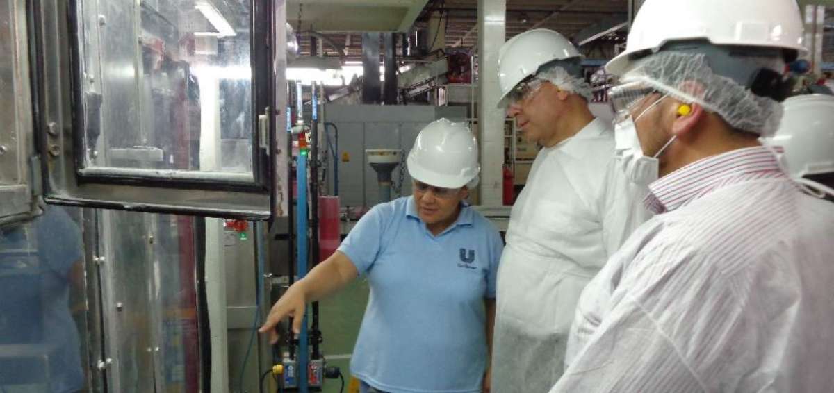 Los funcionarios recorrieron la planta de Unilever para corroborar que se cumpla con la norma sobre los qu&iacute;micos en los detergentes y otros productos.