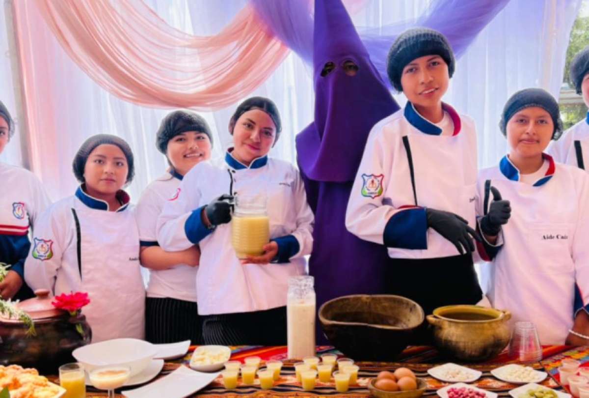 200 estudiantes cocinaron fanesca en una jornada que convirti&oacute; el aula en cocina y la teor&iacute;a en pr&aacute;ctica.